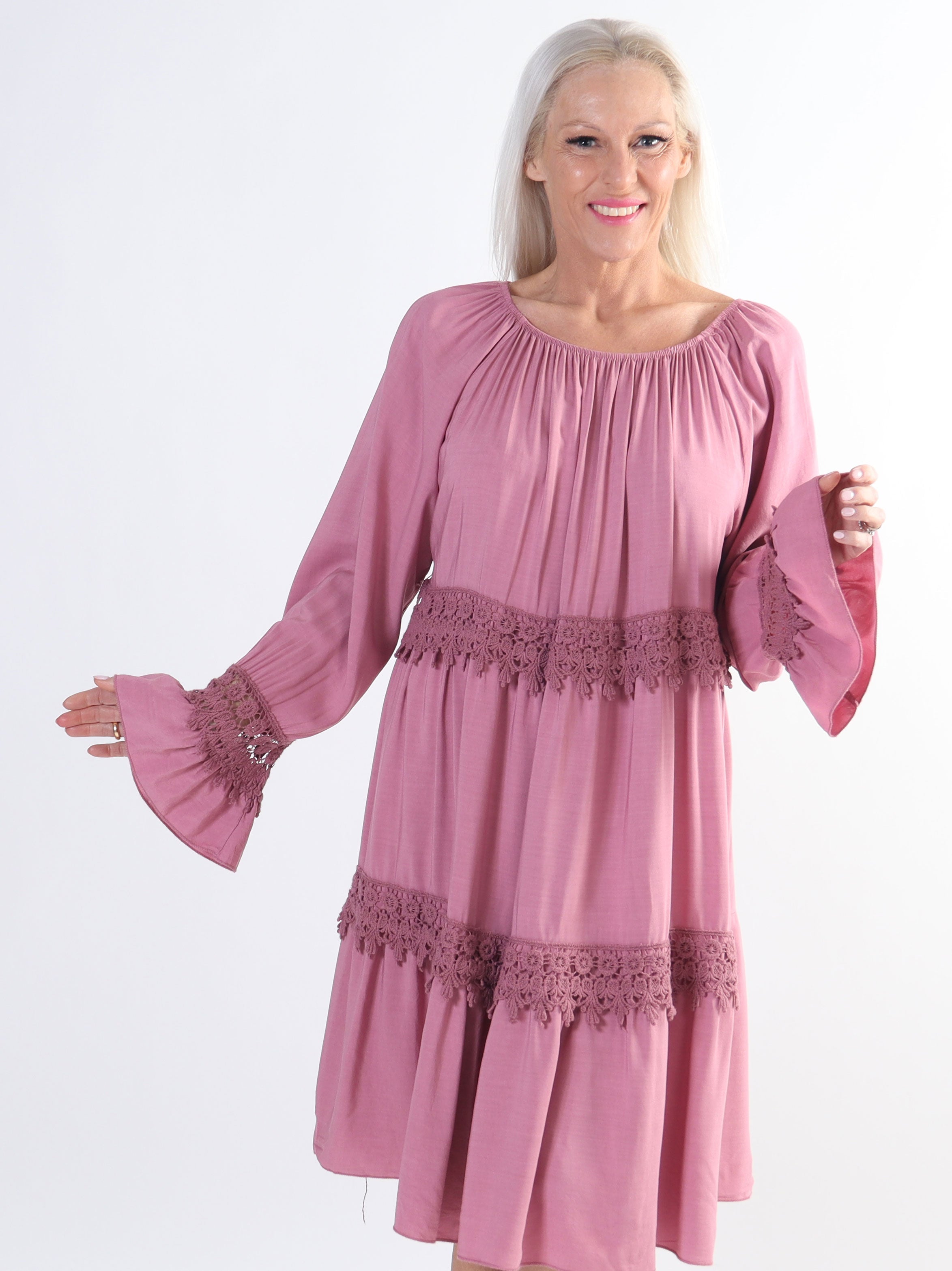 Tilda - Söt tunikaklänning med broderier i stora storlekar